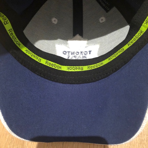 Toronto maple leafs hat - Picture 7 of 8